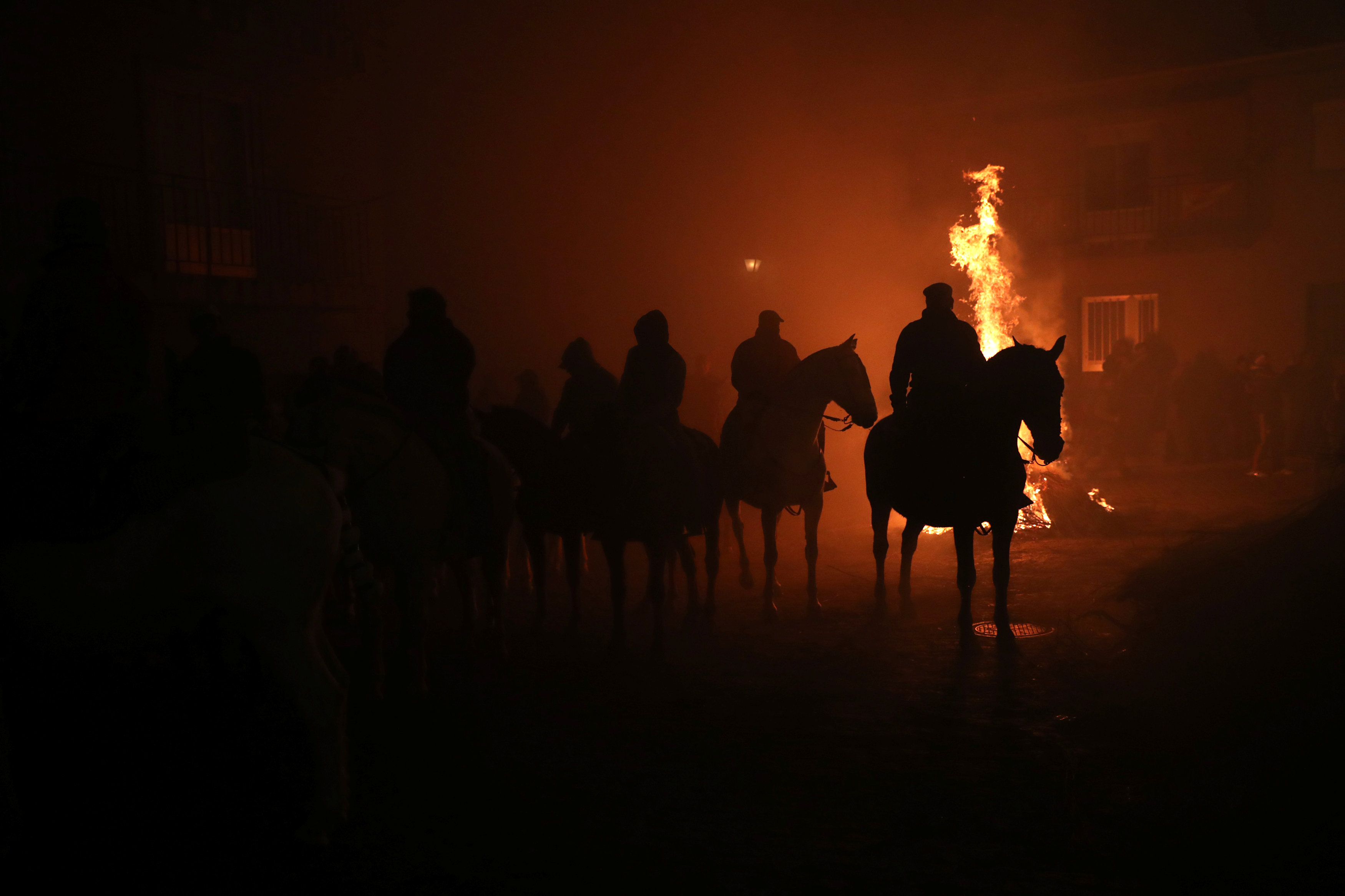 مهرجان قفز الجياد وسط النيران بإسبانيا (5)