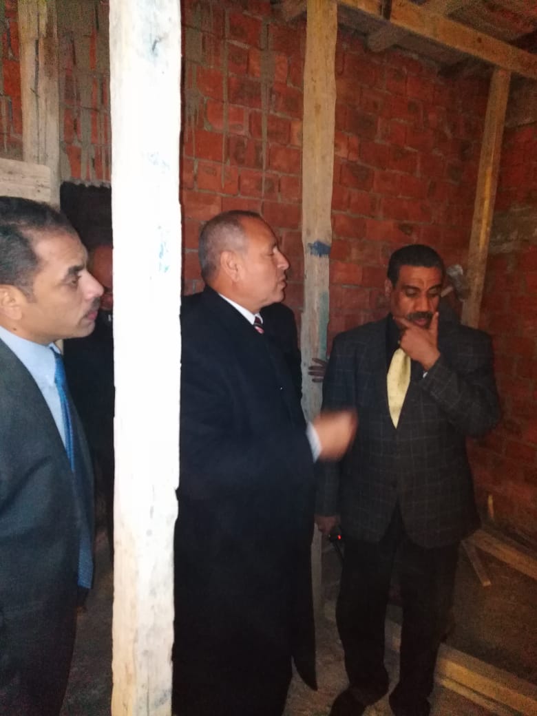 نائب نحافظ القاهرة يقود حملة لإزالة مخالفات بناء بالنزهة  (4)