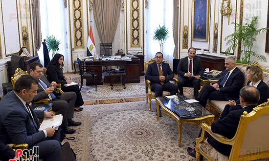 رئيس الوزراء يلتقى وفدا من أرمينيا بحضور وزير الصناعة  (3)