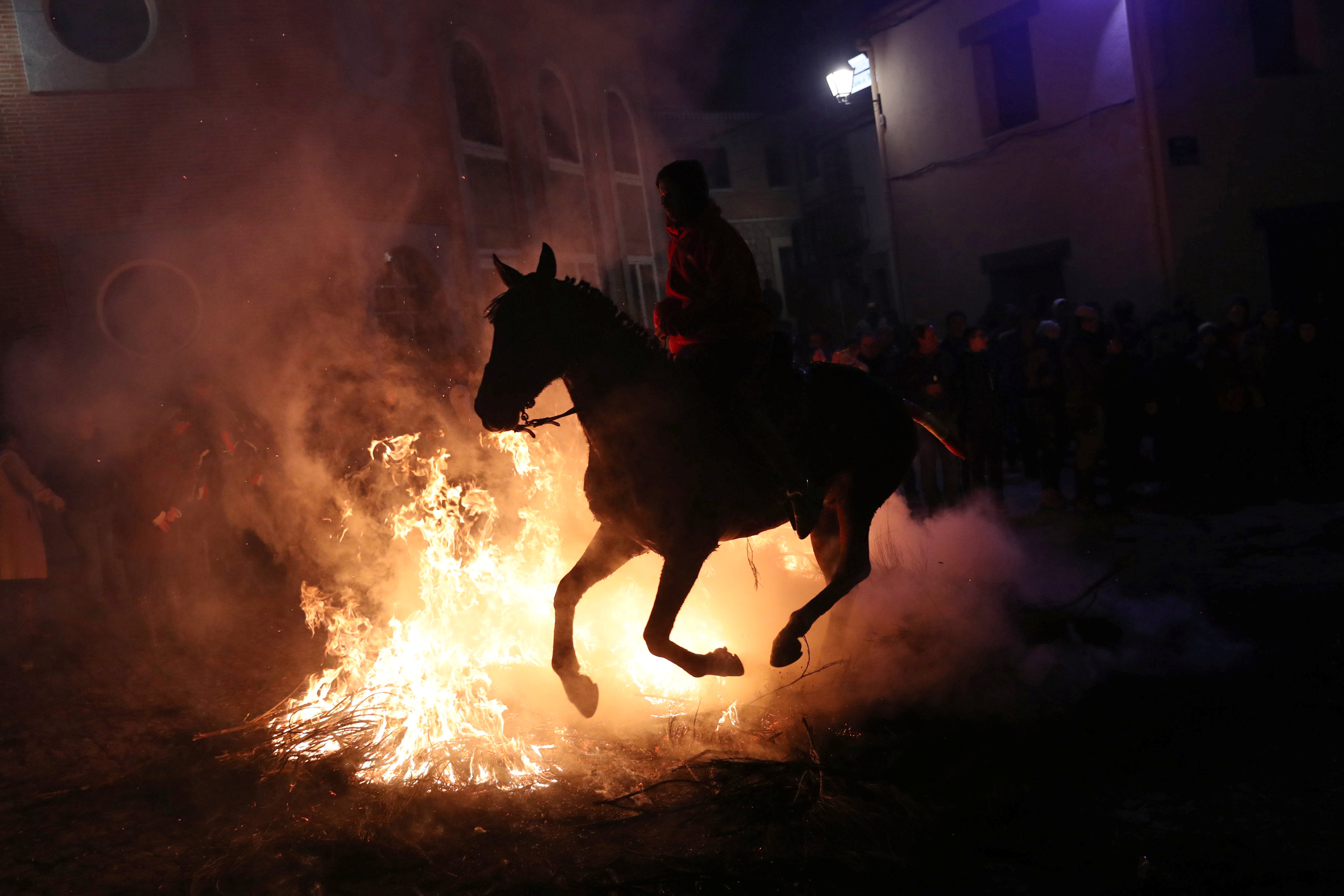 مهرجان قفز الجياد وسط النيران بإسبانيا (1)