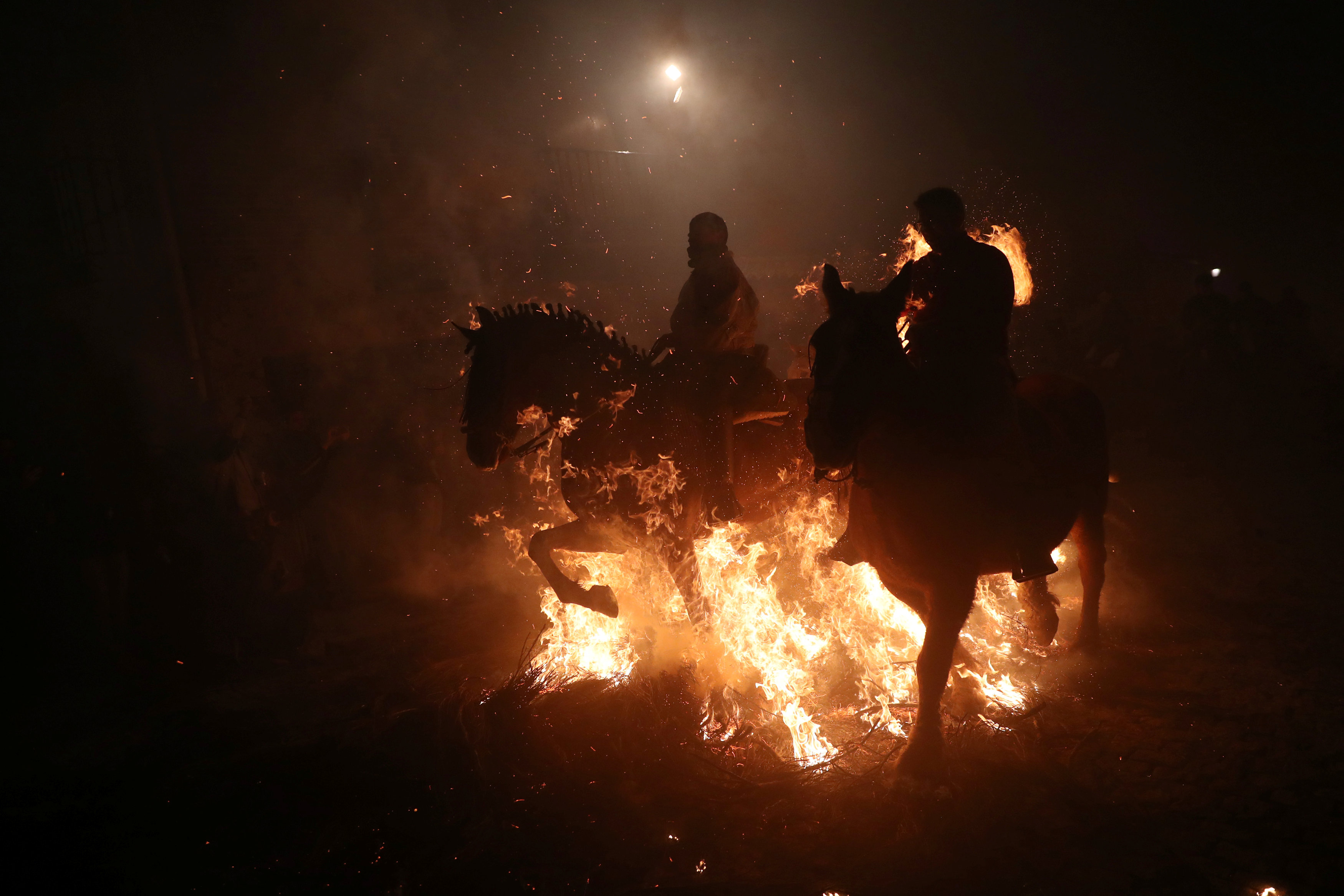 مهرجان قفز الجياد وسط النيران بإسبانيا (6)