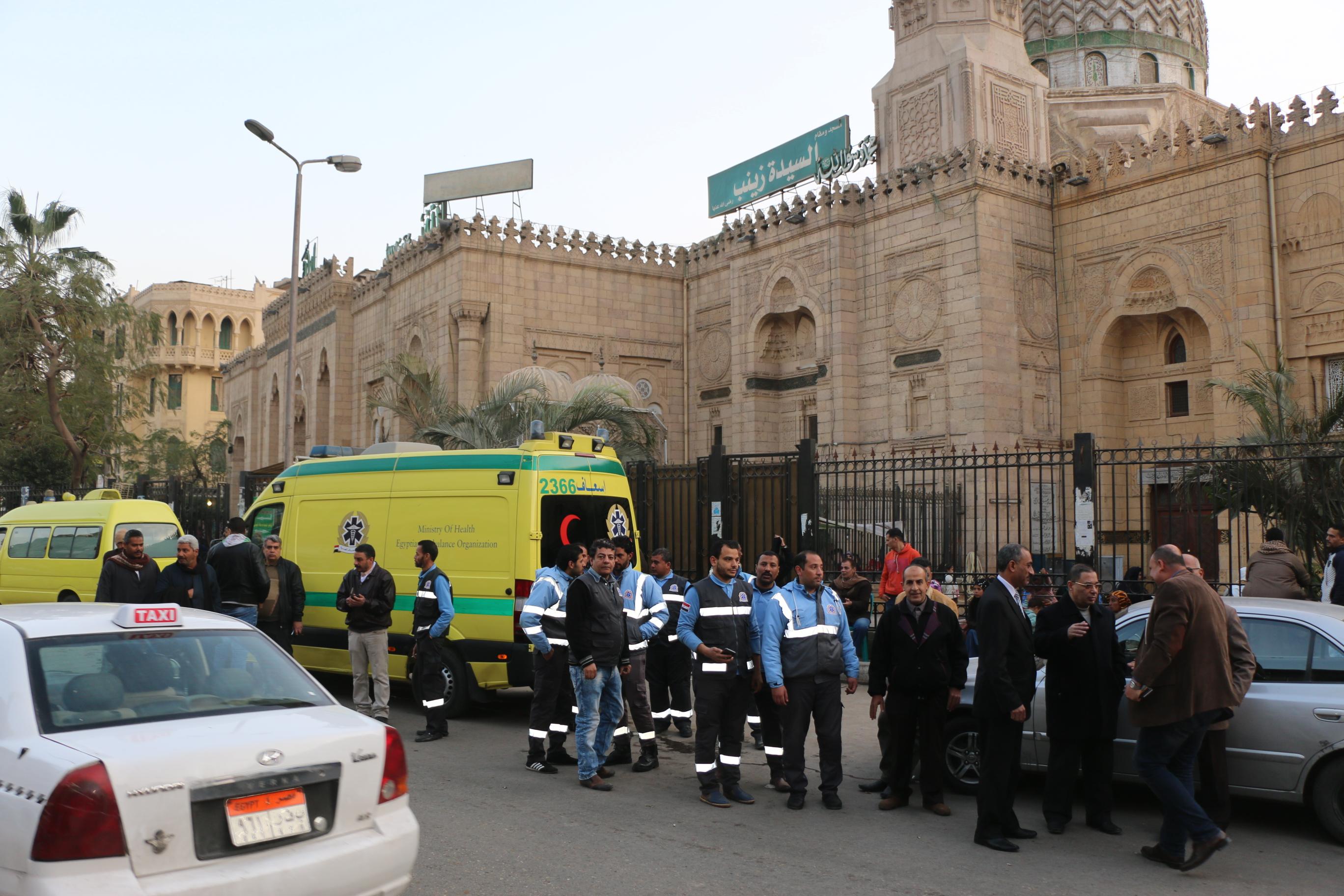 فرق الانقاذ وسيارات الاغاثة تجوب شوارع وميادين القاهرة لإنقاذ المشردين  (1)