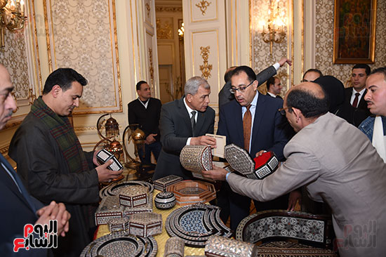 رئيس الوزراء يتفقد معرضا للمنتجات اليدوية لقرى المنوفية (7)