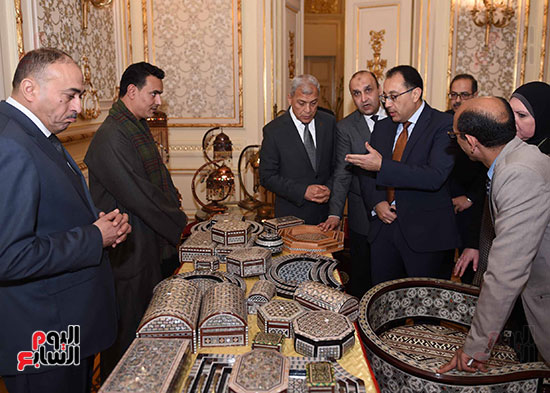 رئيس الوزراء يتفقد معرضا للمنتجات اليدوية لقرى المنوفية (6)