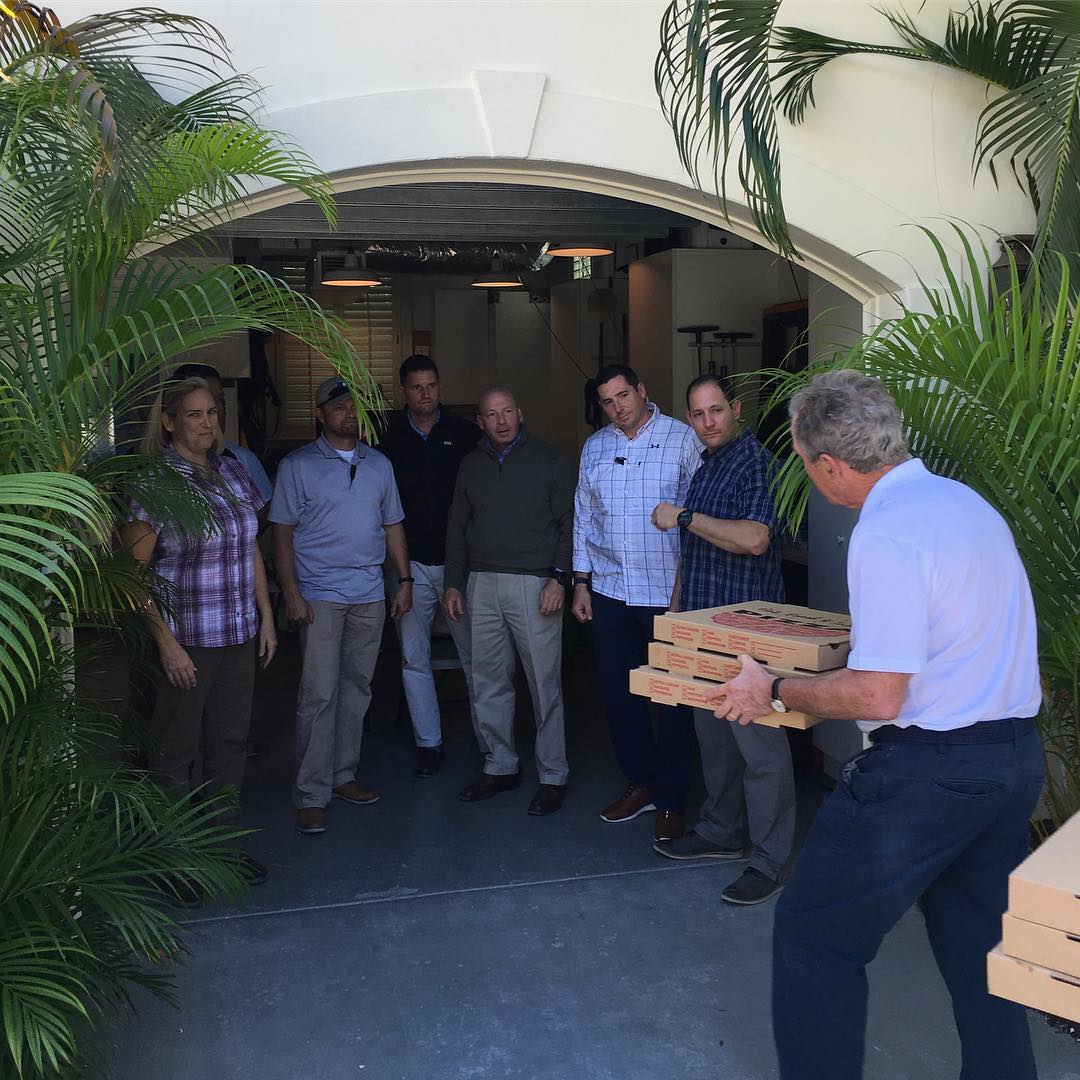 جورج بوش يوصل البيتزا للموظفين الفيدراليين