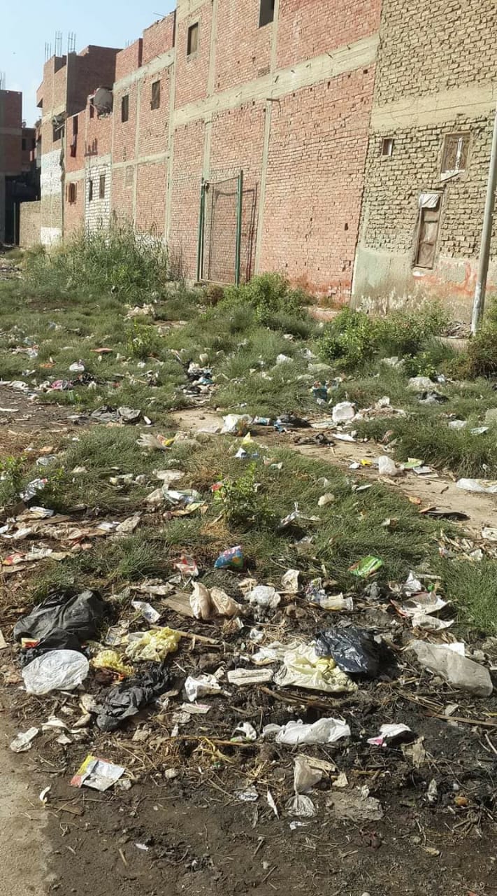 غرق ملعب قرية الشوبك بالقليوبية بمياه الصرف الصحى والقمامة (4)