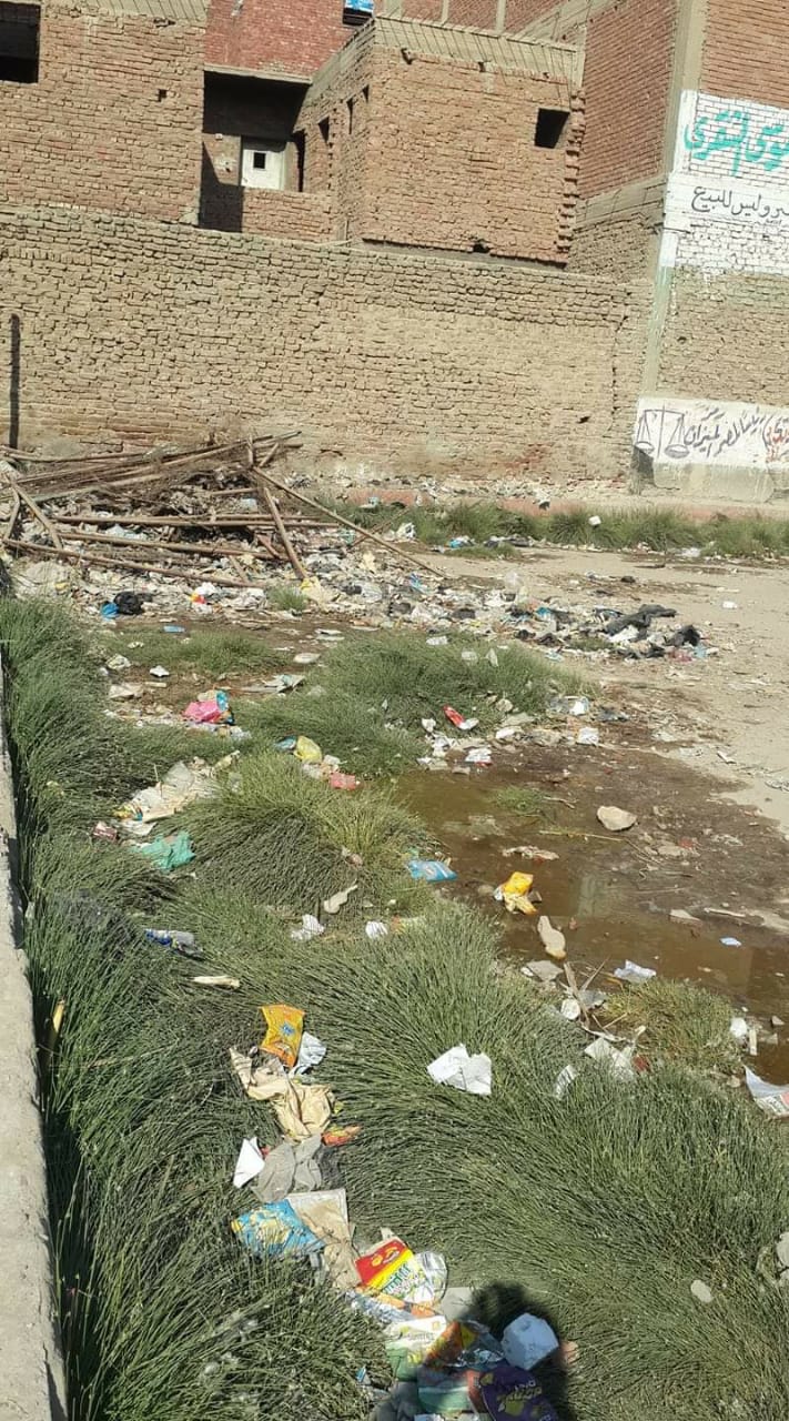 غرق ملعب قرية الشوبك بالقليوبية بمياه الصرف الصحى والقمامة (6)