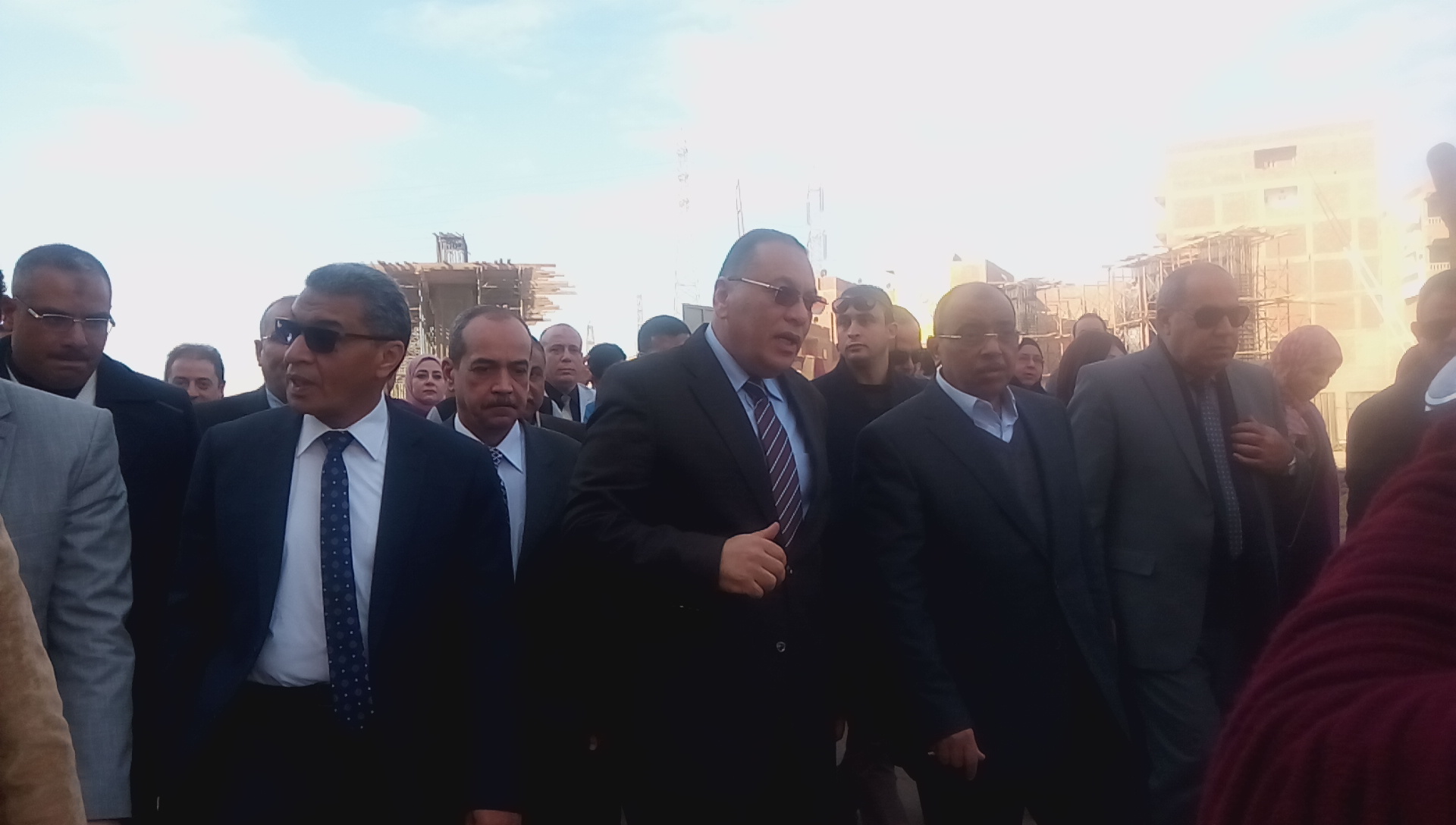 وزير التنمية المحلية ومحافظ الشرقية يتفقدان توسعة شارع أبو حسين  (1)