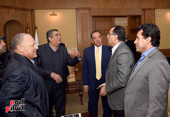 رئيس الوزراء يتفقد المنشآت الرياضية باستاد القاهرة (2)