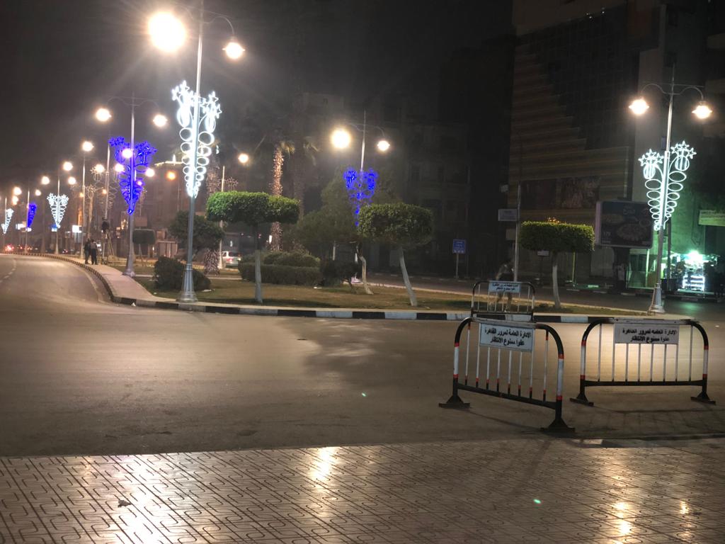 شوارع القاهرة تتزين بأشجار الميلاد (3)