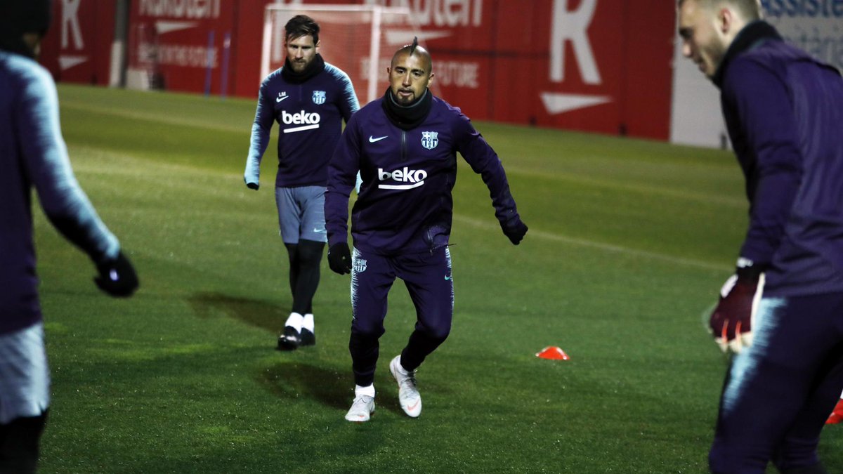 ميسي يشارك فى تدريبات برشلونة (1)