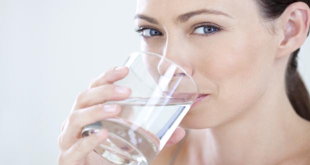 علاج طبيعى للصداع منها شرب المياه