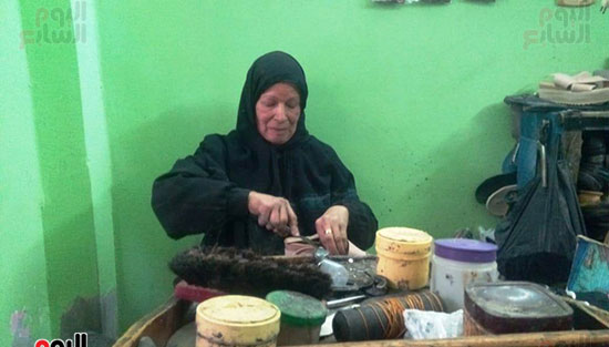مديحة عمرها 64 عاما وتعمل فى تصليح الأحذية بالشرقية (3)