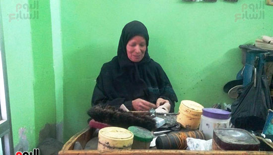 مديحة عمرها 64 عاما وتعمل فى تصليح الأحذية بالشرقية (9)