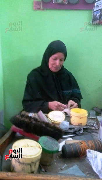 مديحة عمرها 64 عاما وتعمل فى تصليح الأحذية بالشرقية (1)