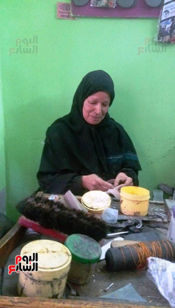 مديحة عمرها 64 عاما وتعمل فى تصليح الأحذية بالشرقية (7)