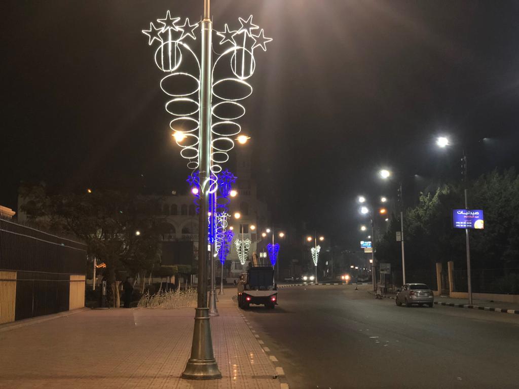 شوارع القاهرة تتزين بأشجار الميلاد (2)