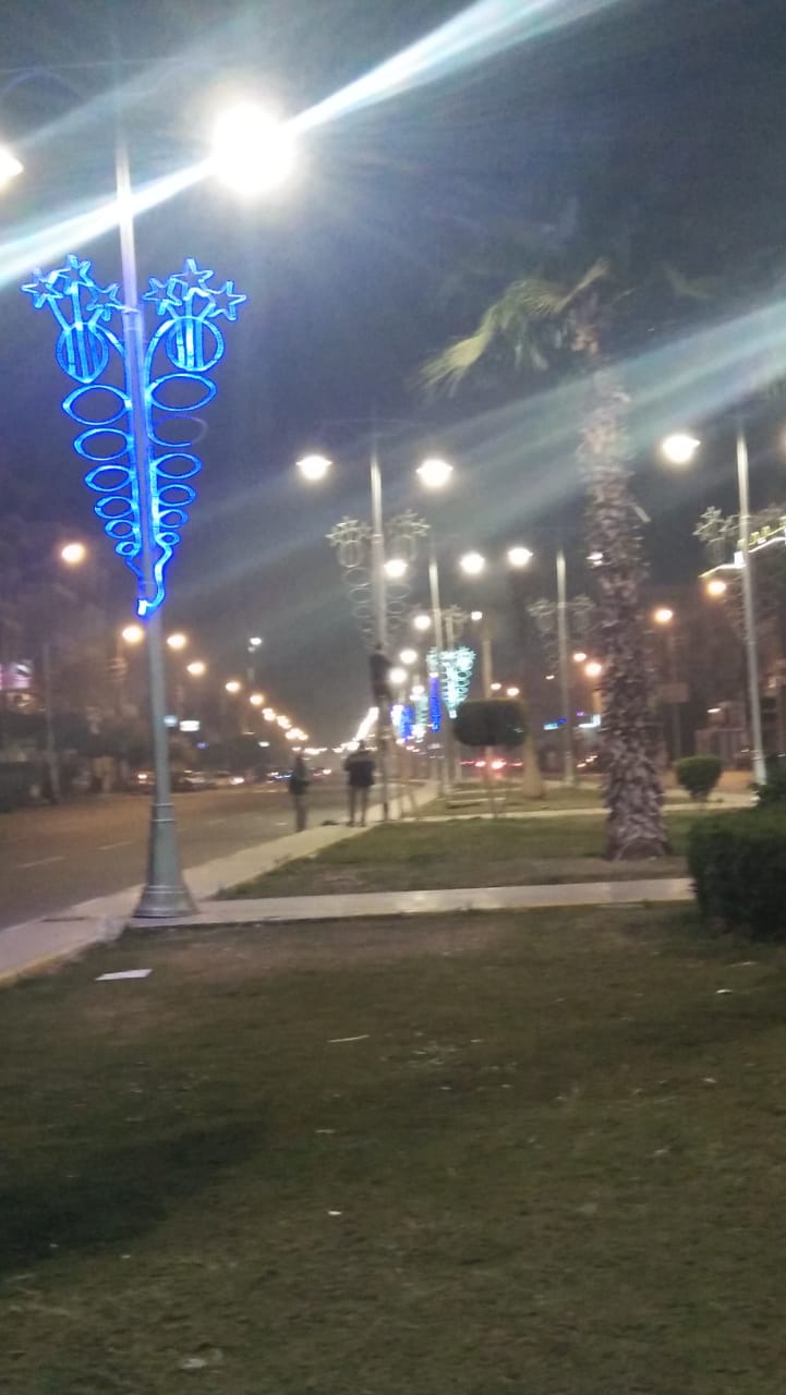 شوارع القاهرة تتزين بأشجار الميلاد (1)