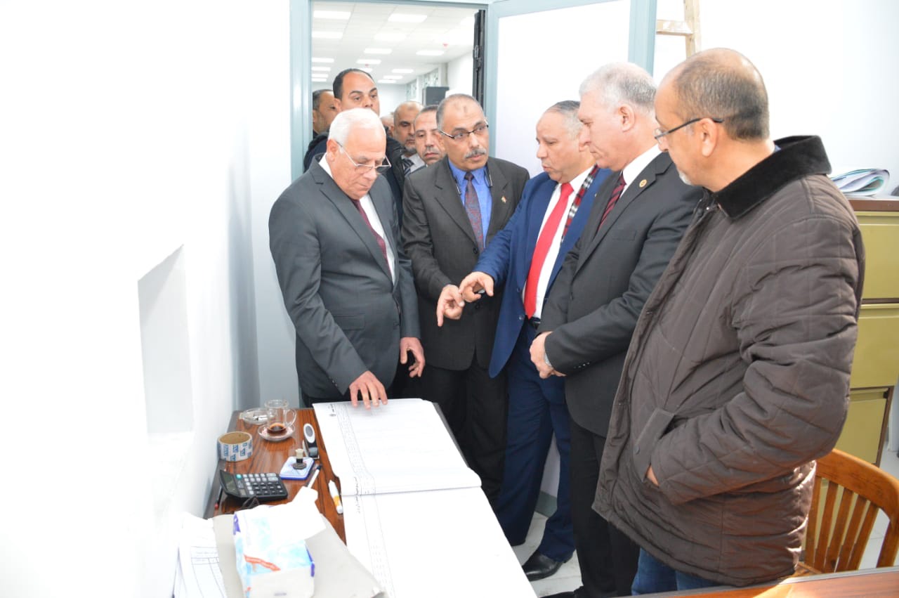 جولة محافظ بورسعيد ورئيس مصلحة الجمارك بمجمع المنطقة الحرة بعد افتتاحة (7)