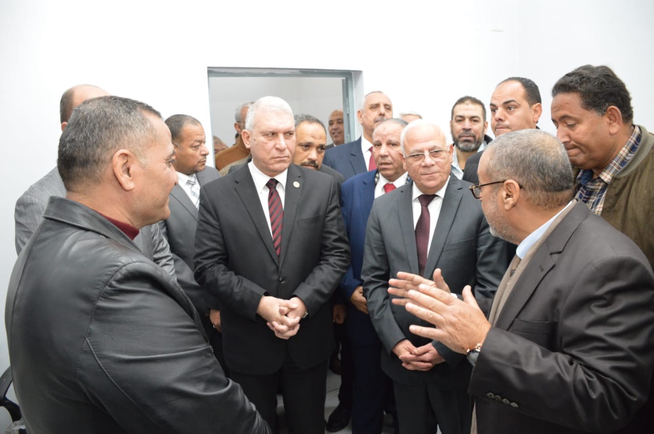 جولة محافظ بورسعيد ورئيس مصلحة الجمارك بمجمع المنطقة الحرة بعد افتتاحة (3)