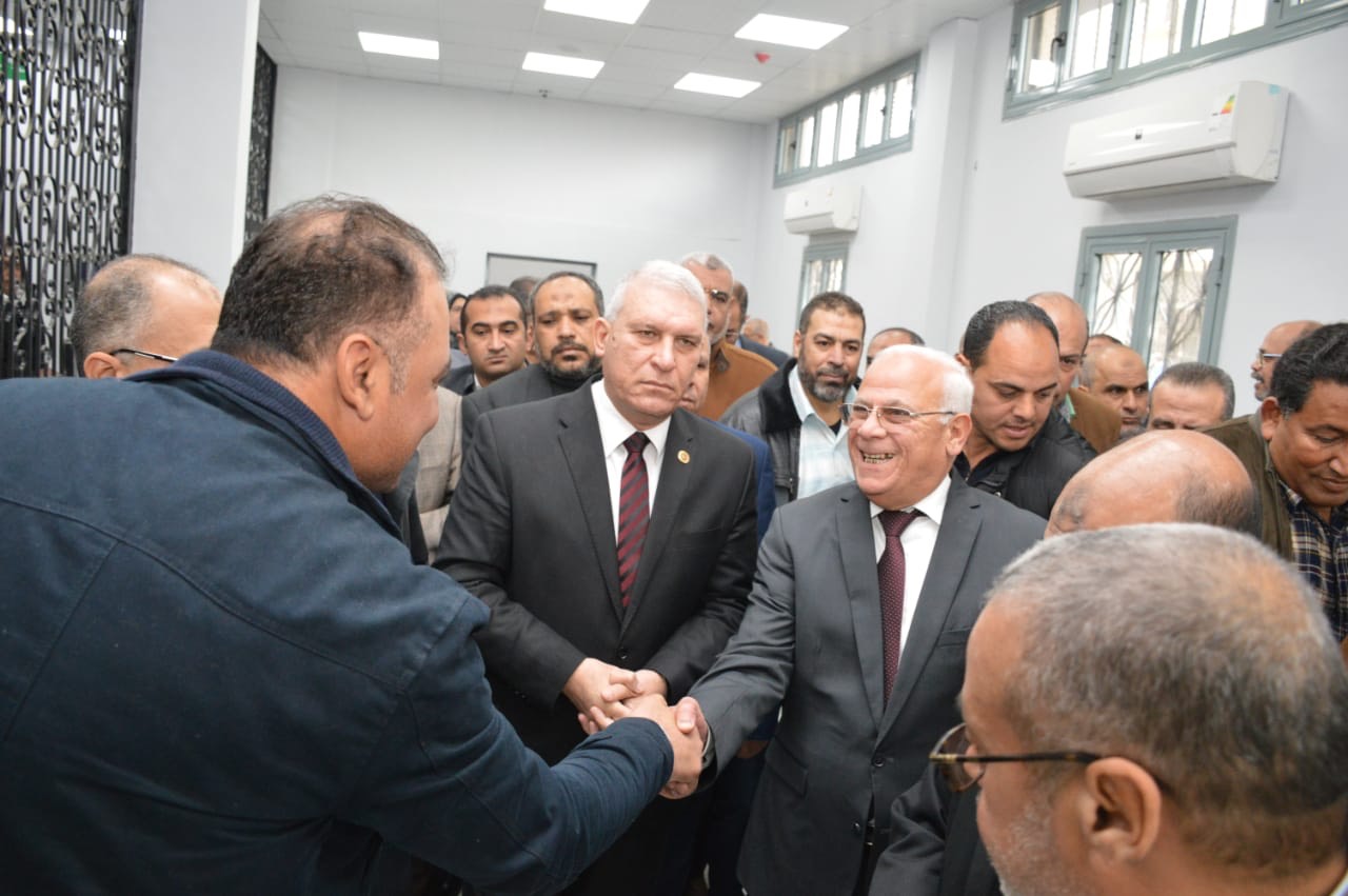 جولة محافظ بورسعيد ورئيس مصلحة الجمارك بمجمع المنطقة الحرة بعد افتتاحة (1)