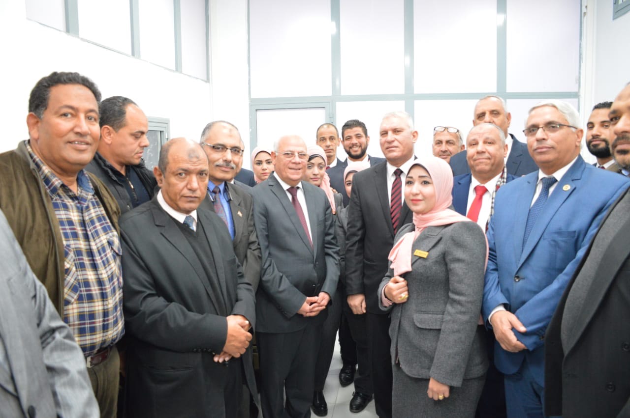 جولة محافظ بورسعيد ورئيس مصلحة الجمارك بمجمع المنطقة الحرة بعد افتتاحة (2)
