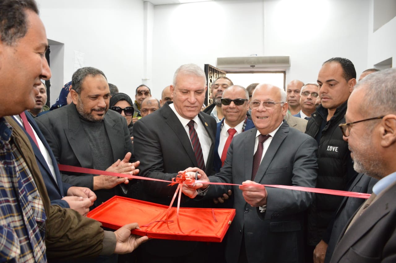 جولة محافظ بورسعيد ورئيس مصلحة الجمارك بمجمع المنطقة الحرة بعد افتتاحة (6)