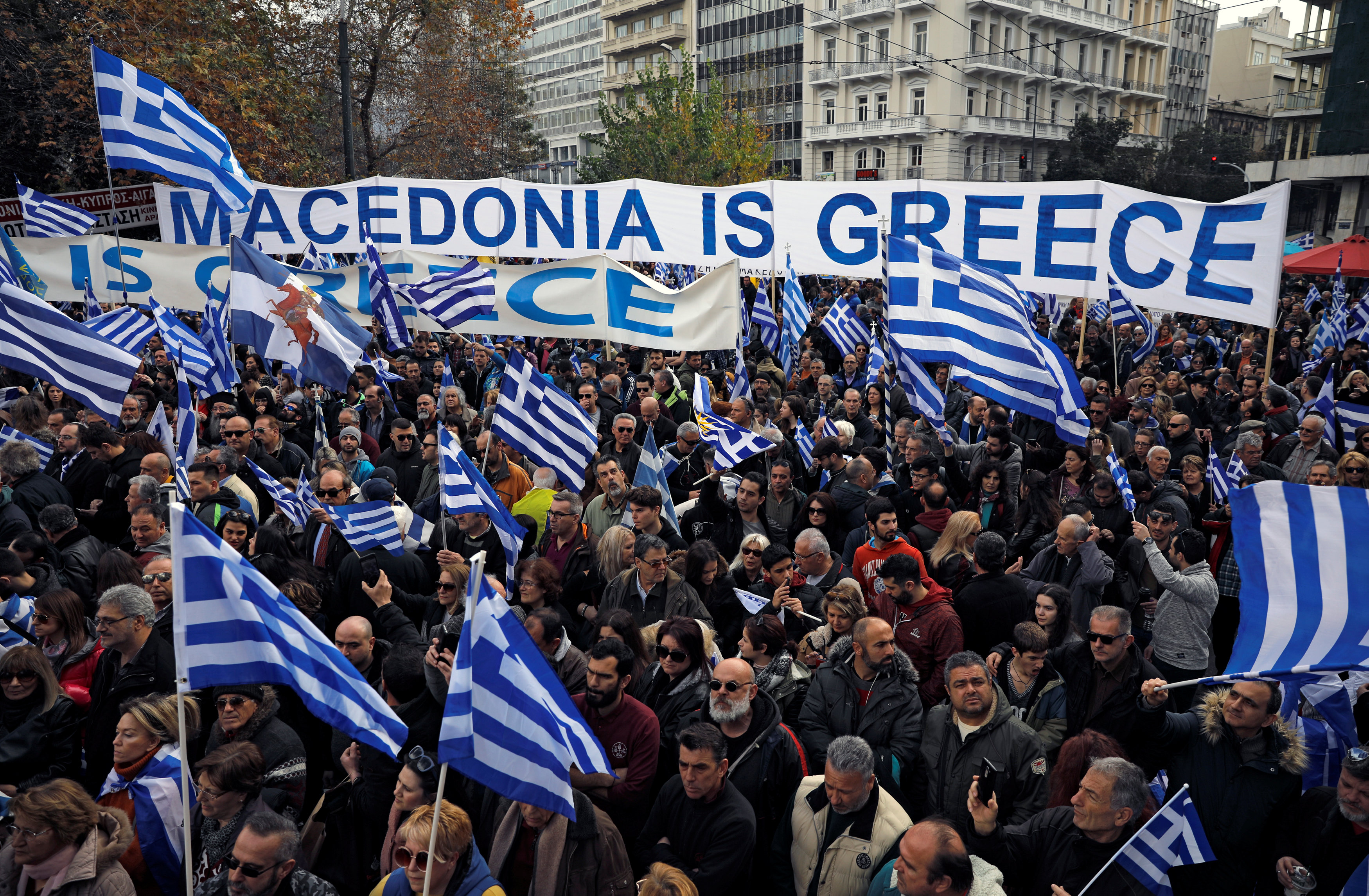 أعداد كبيرة من المتظاهرين فى أحد ميادين أثينا