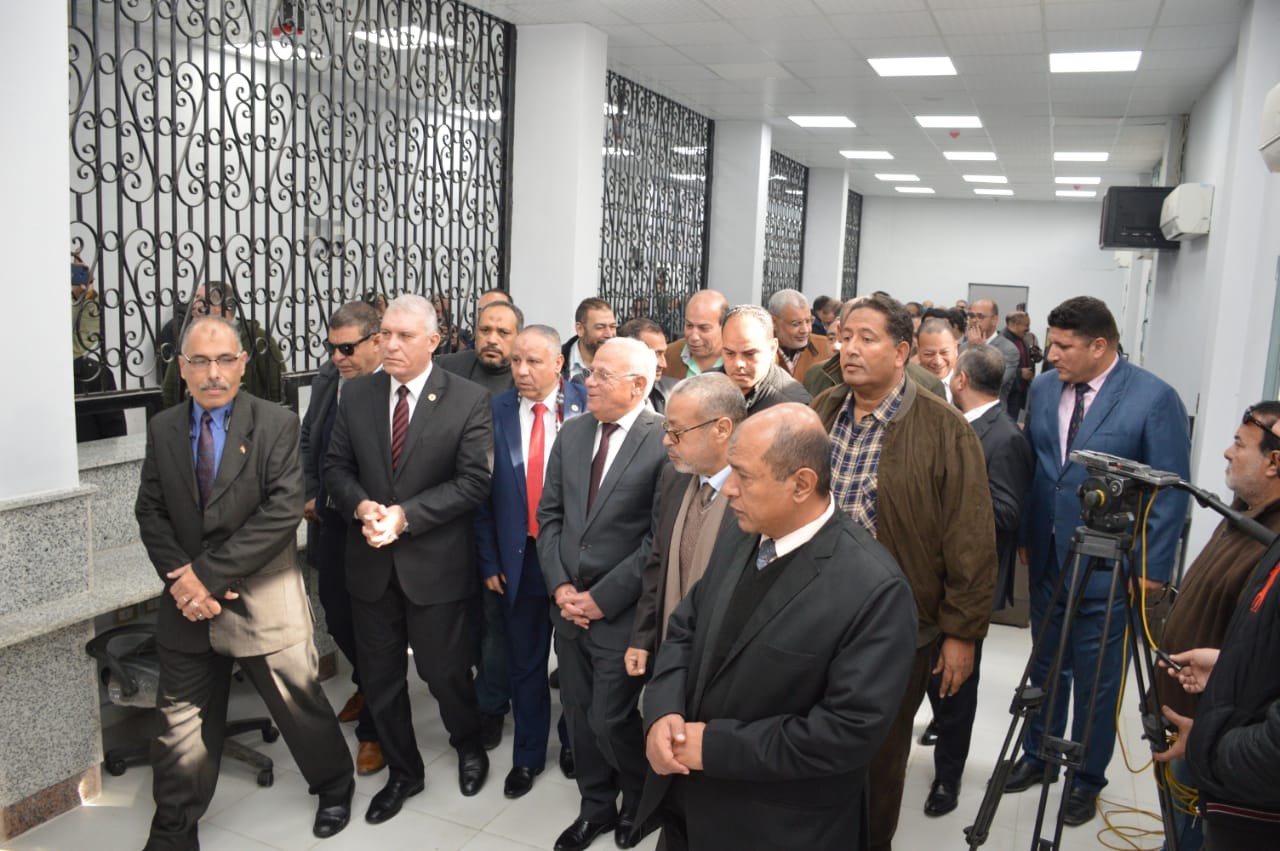 جولة محافظ بورسعيد ورئيس مصلحة الجمارك بمجمع المنطقة الحرة بعد افتتاحة (5)