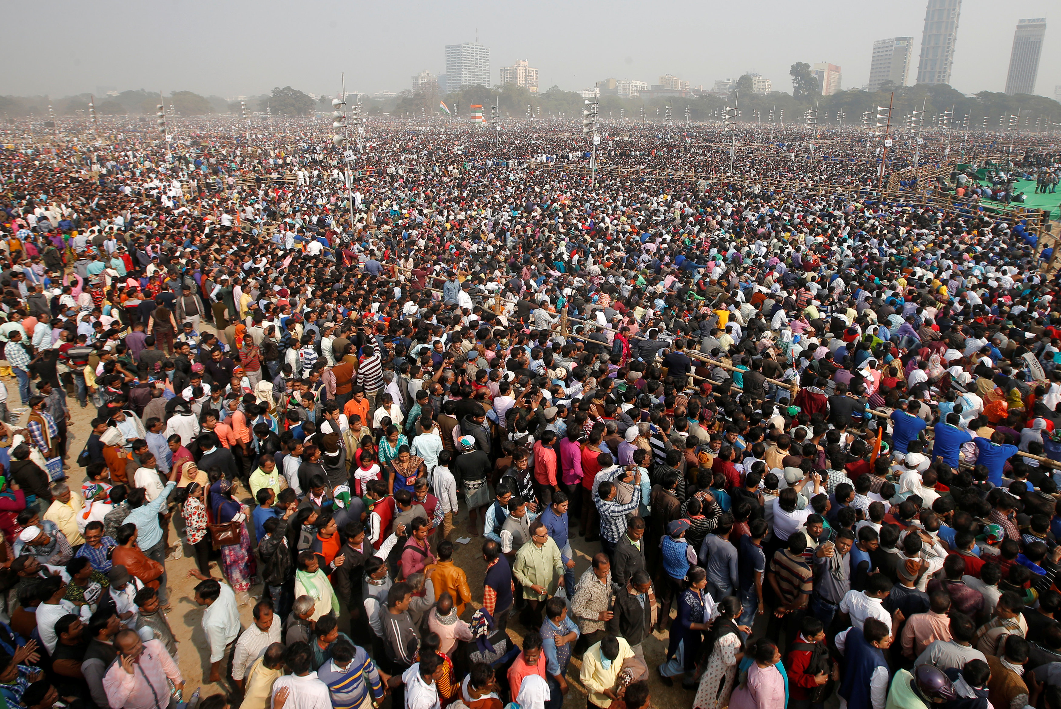 Сколько народу в индии. Индия толпа. Население Индии. Толпа индусов. Городское население Индии.
