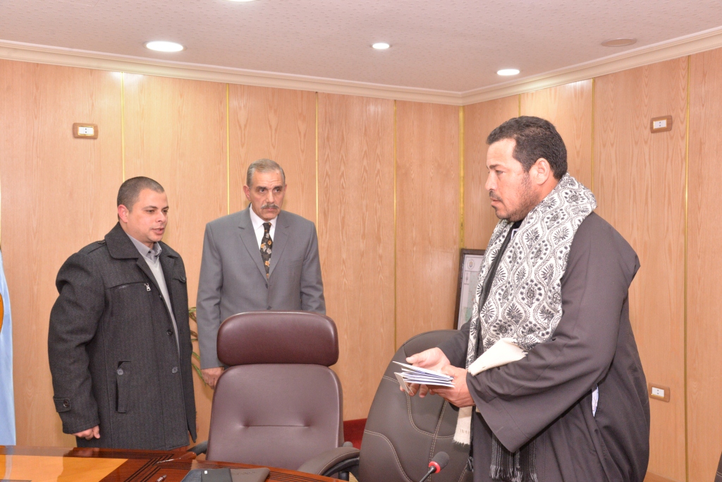 لقاء محافظ أسيوط بأسر المتوفيين في الكويت (2)