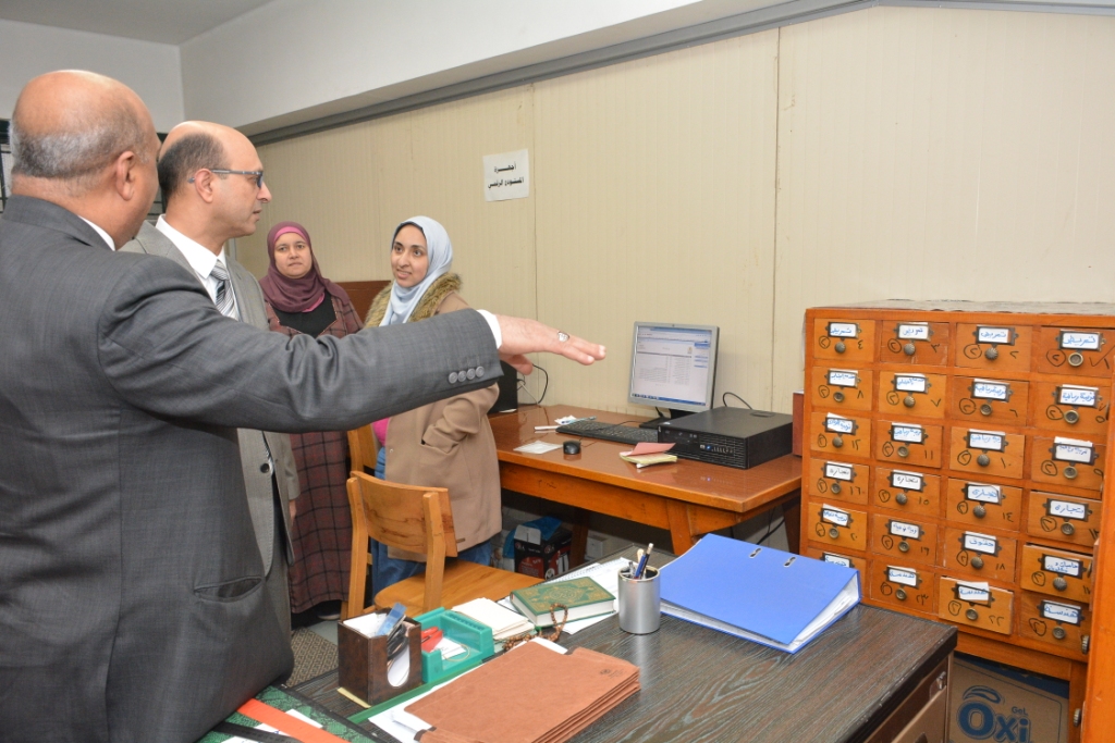 نائب رئيس جامعة أسيوط  في جولة تفقدية داخل المكتبة المركزية  (12)