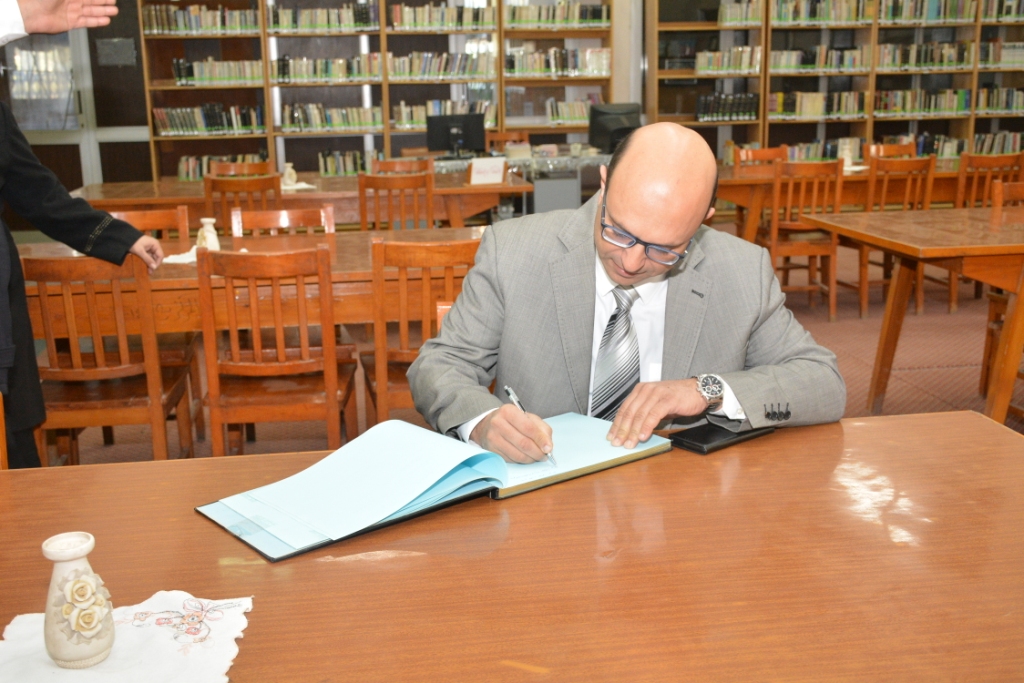 نائب رئيس جامعة أسيوط  في جولة تفقدية داخل المكتبة المركزية  (3)