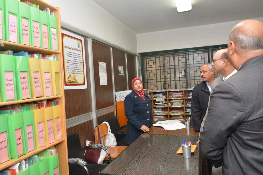 نائب رئيس جامعة أسيوط  في جولة تفقدية داخل المكتبة المركزية  (13)