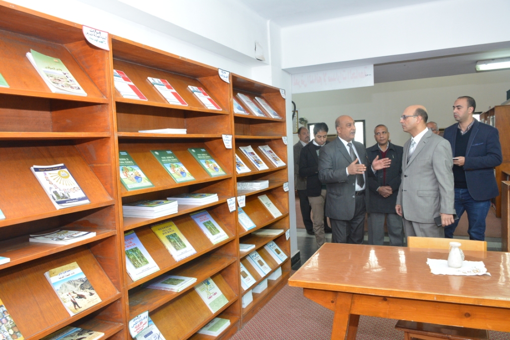 نائب رئيس جامعة أسيوط  في جولة تفقدية داخل المكتبة المركزية  (7)