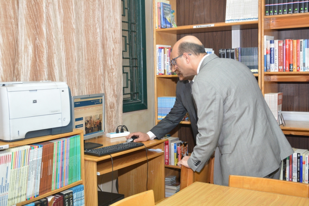 نائب رئيس جامعة أسيوط  في جولة تفقدية داخل المكتبة المركزية  (10)