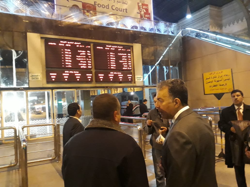 هشام عرفات فى جولة مفاجئة بمحطات المترو ومحطة مصر (1)