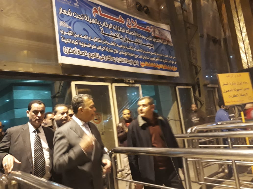 هشام عرفات فى جولة مفاجئة بمحطات المترو ومحطة مصر (2)