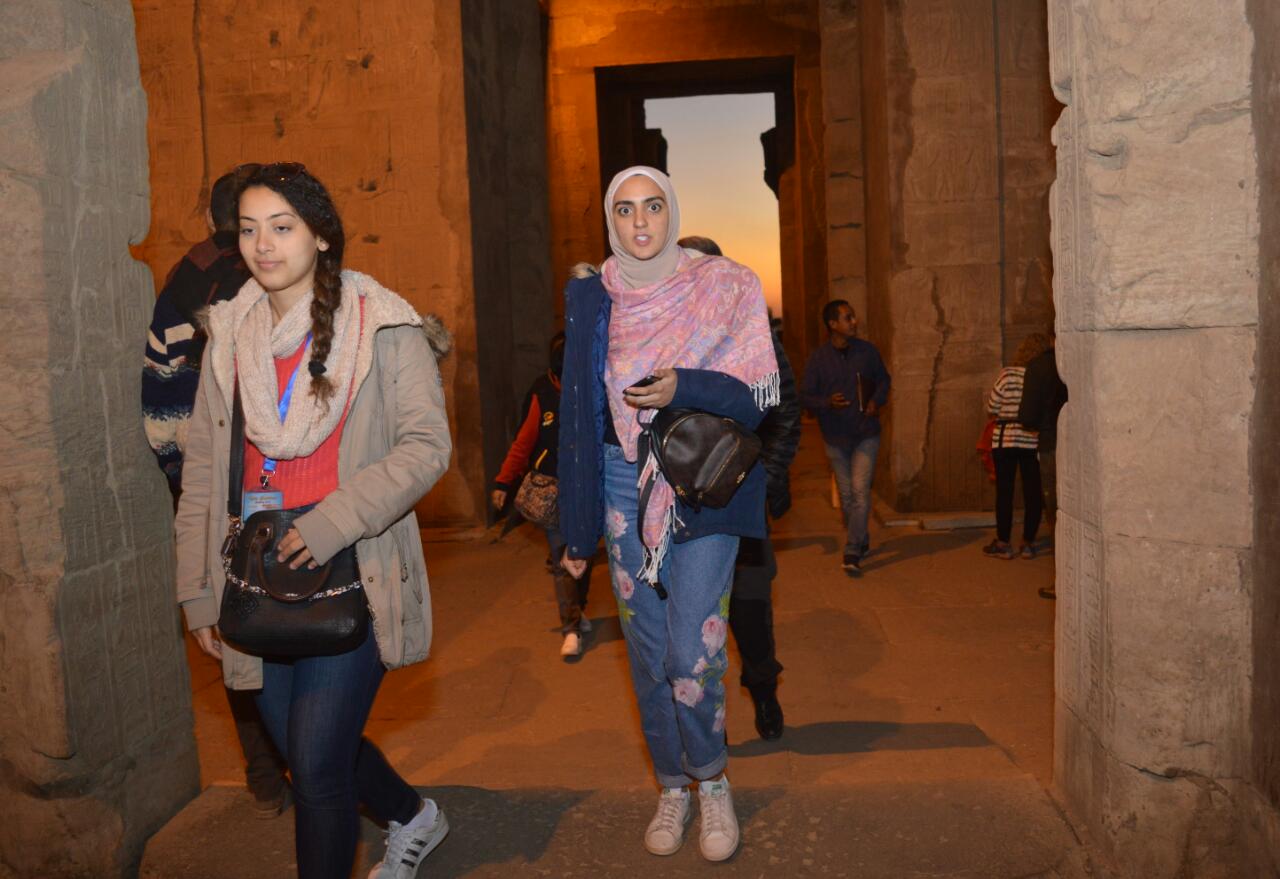 وزيرة الهجرة تصطحب وفدًا شبابيًا من أبناء المصريين بالخارج فى زيارة للأقصر (7)