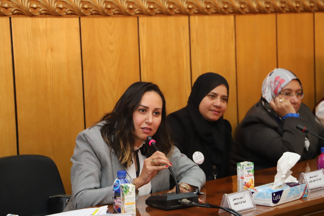 أثناء لقاء وزير القوى العاملة بأمينات المرأة بقطاع البترول (11)
