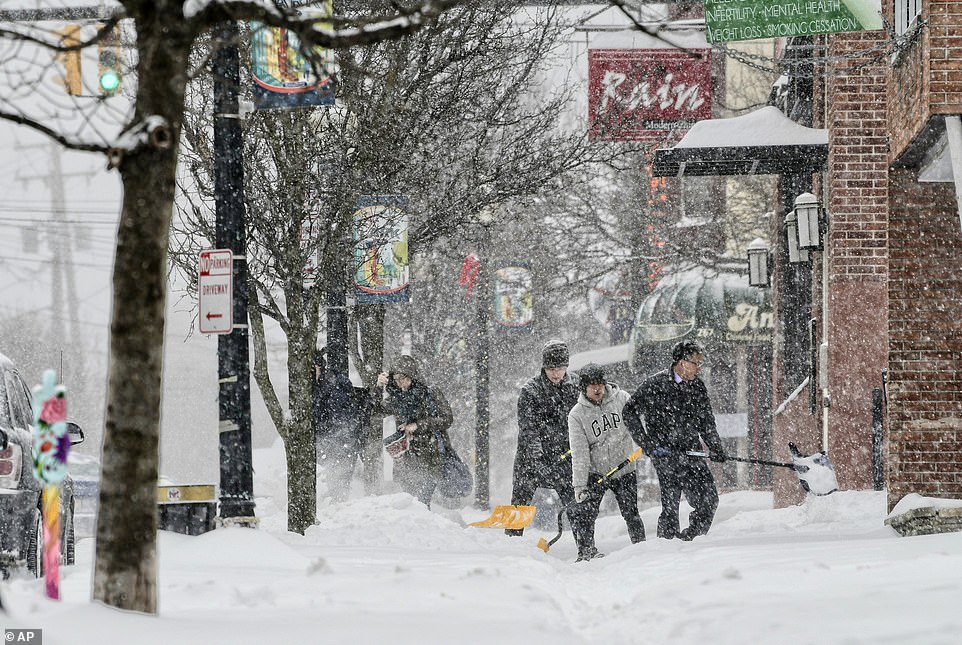 الثلوج تغطى الطرق شرق الولايات المتحدة (2)