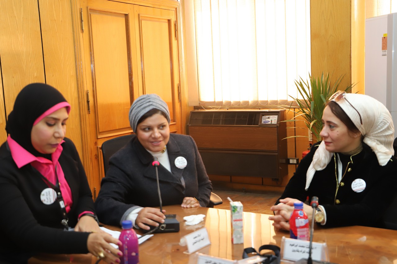 أثناء لقاء وزير القوى العاملة بأمينات المرأة بقطاع البترول (12)