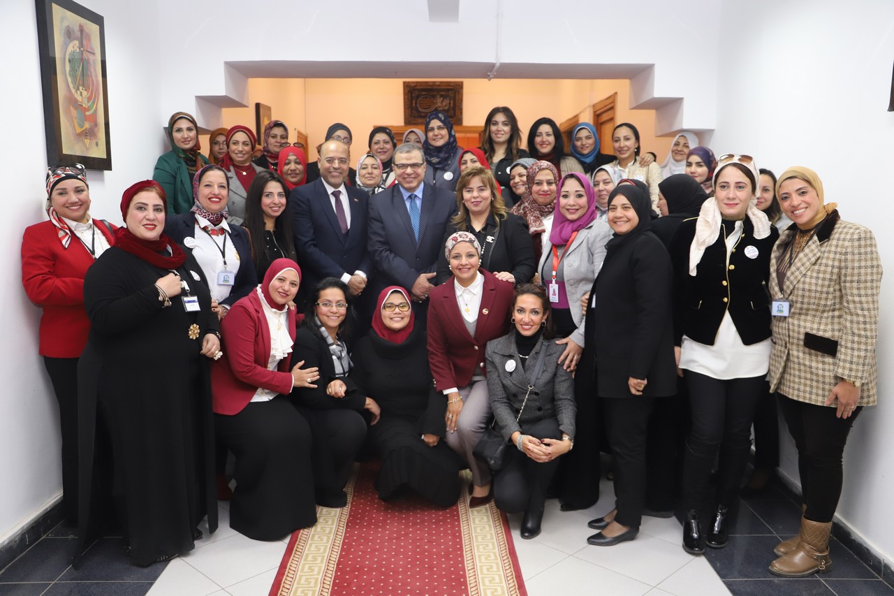 أثناء لقاء وزير القوى العاملة بأمينات المرأة بقطاع البترول (4)