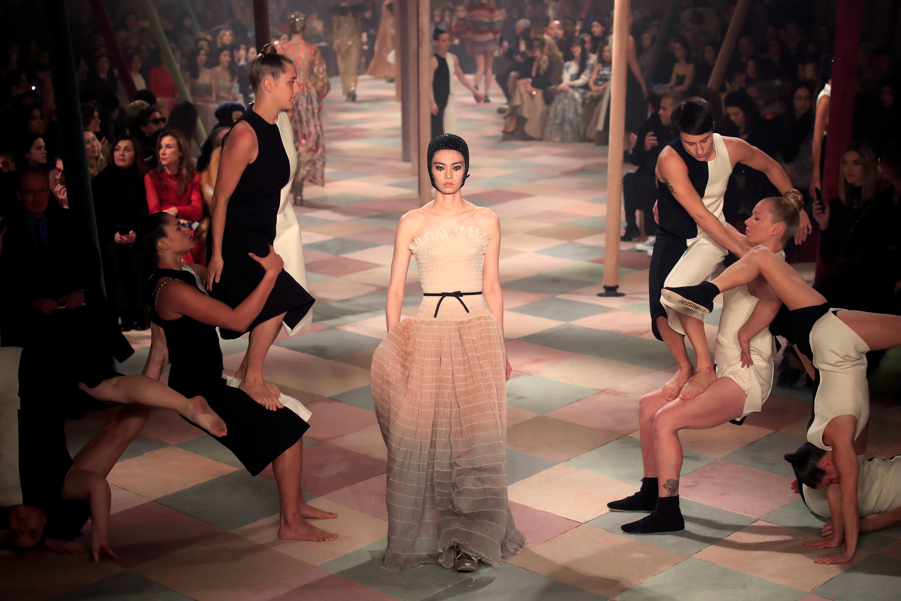 عرض أزياء ماكسيم سيمنز خلال أسبوع الموضة بباريس (3)