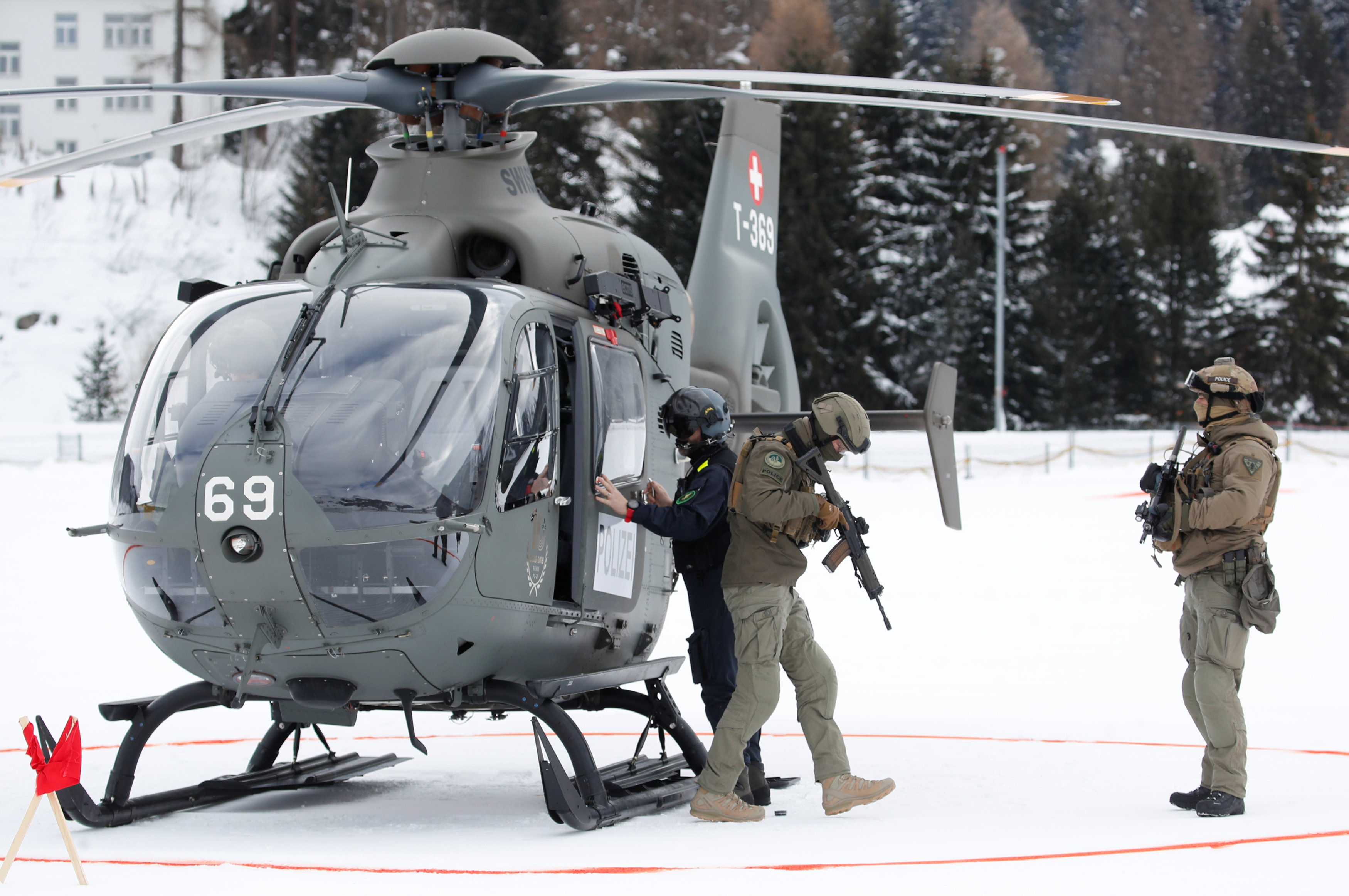 الجيش فى سويسرا يحمى مؤتمر دافوس