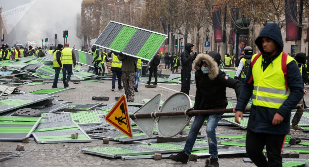 الفوضى تعم باريس بسبب احتجاجات السترات الصفراء