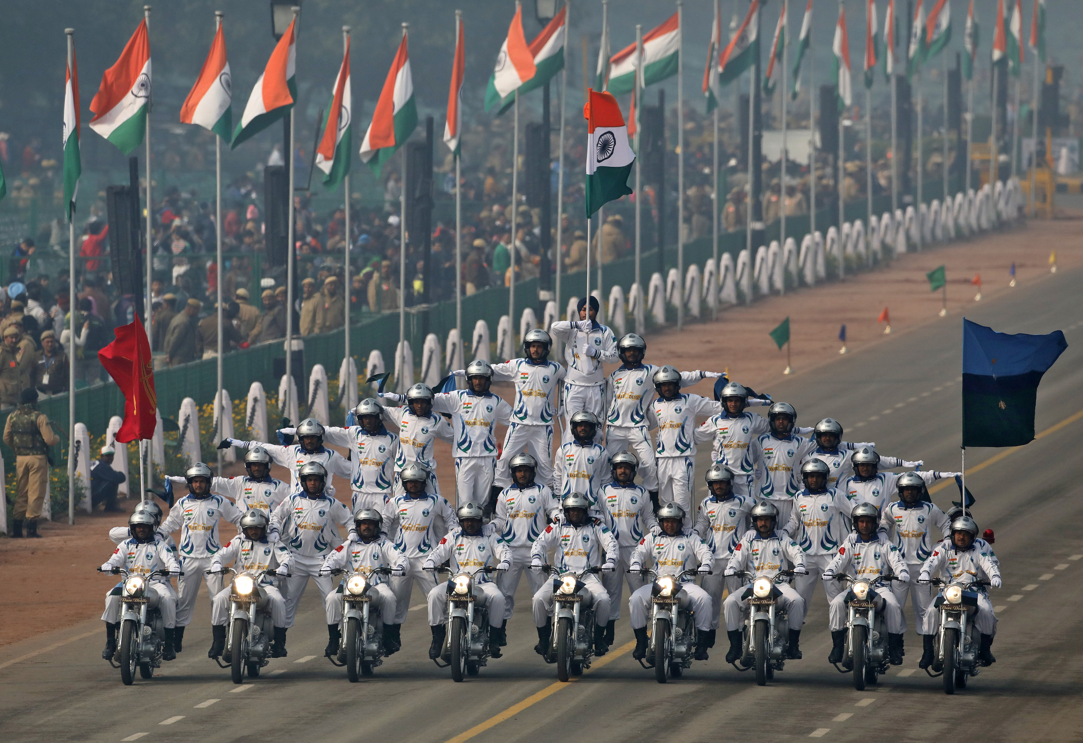 مجموعة من الضباط ينظمون عرضا يرفعون خلاله علم الهند