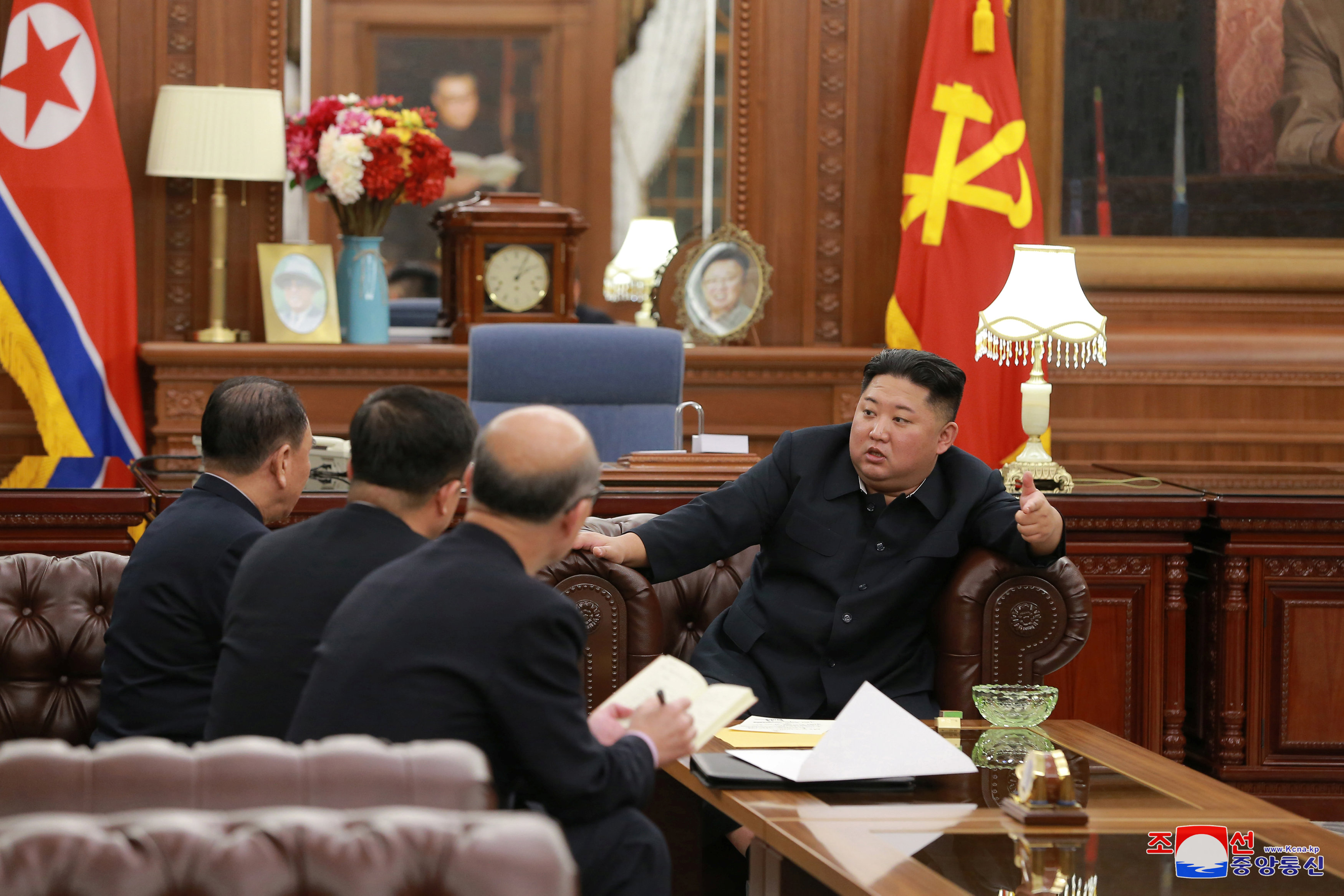 زعيم كوريا الشمالية يلتقى وفد بلاده الذى زار أمريكا (1)