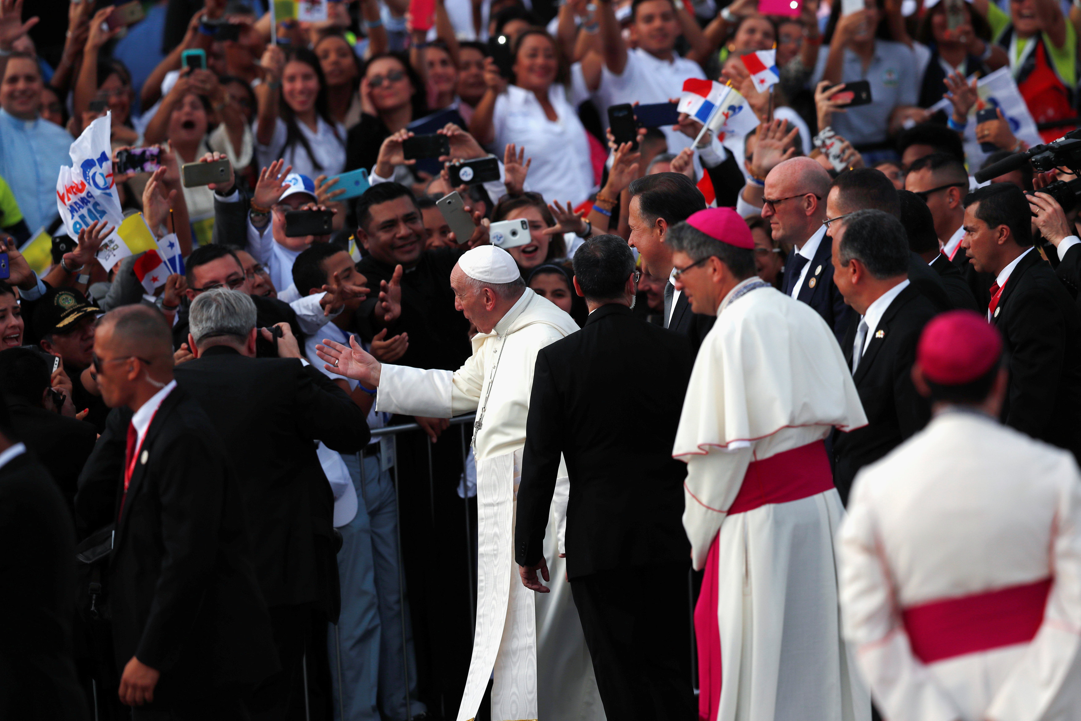 استقبال حاشد لبابا الفاتيكان لدى وصوله بنما  (1)