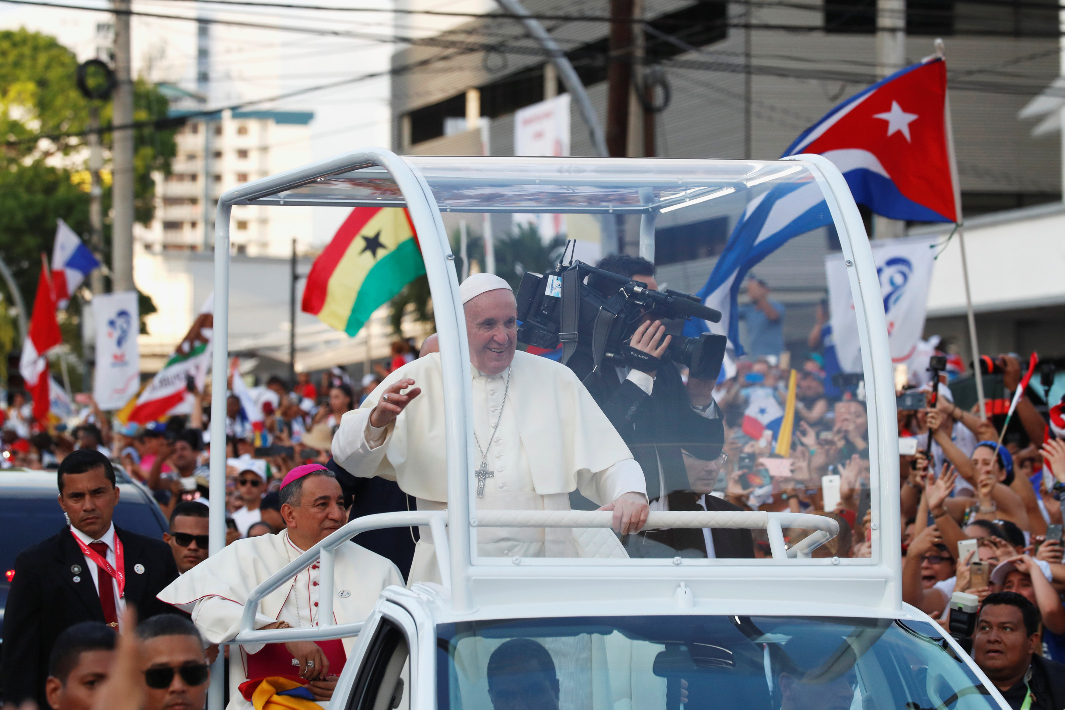 استقبال حاشد لبابا الفاتيكان لدى وصوله بنما  (4)